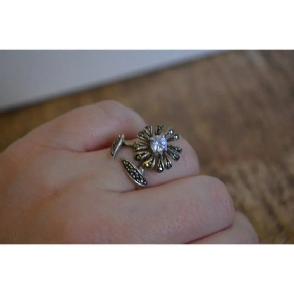 Sterling  Silver Marcasite Sunflower Ring Size 6.75 - Picture 6 of 9